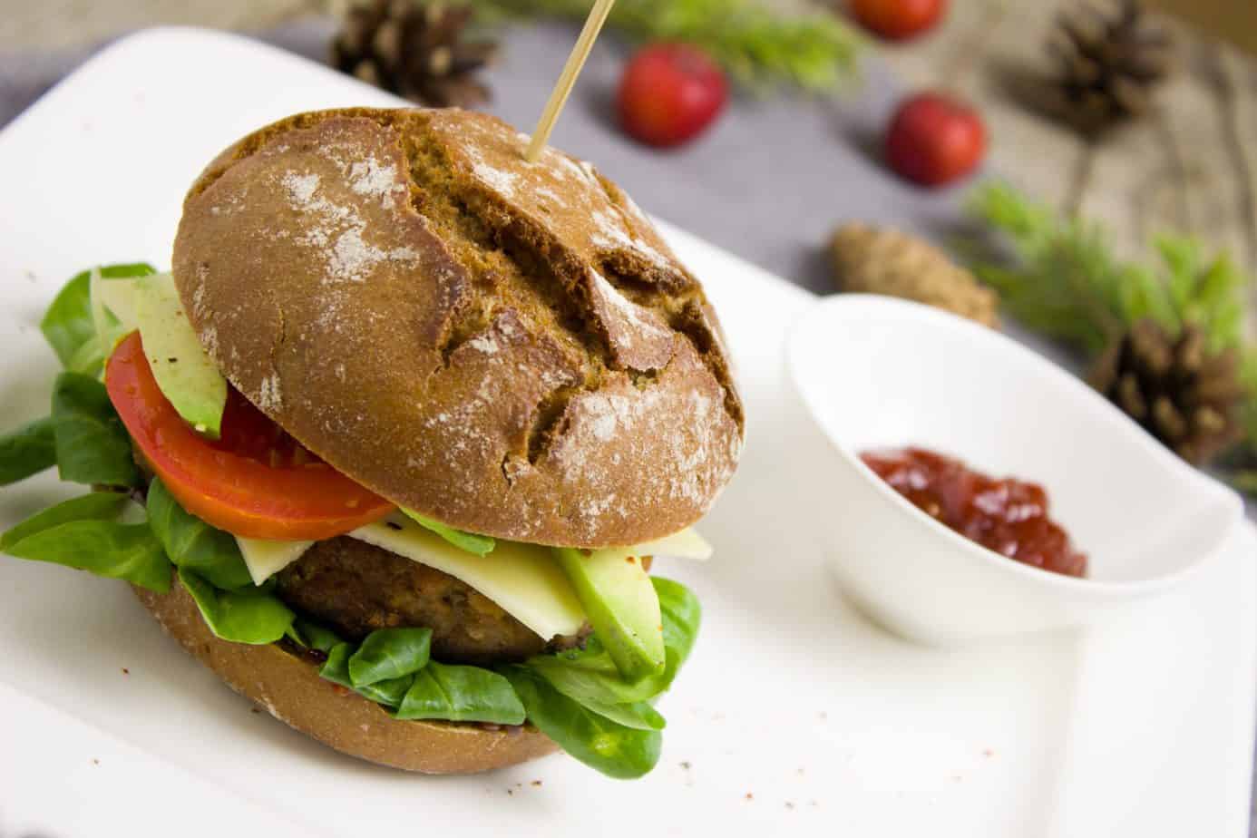 Rustykalny burger jaglany – zdrowa alternatywa dla klasycznych fast foodów od „Trenerki wszystkich Polek”