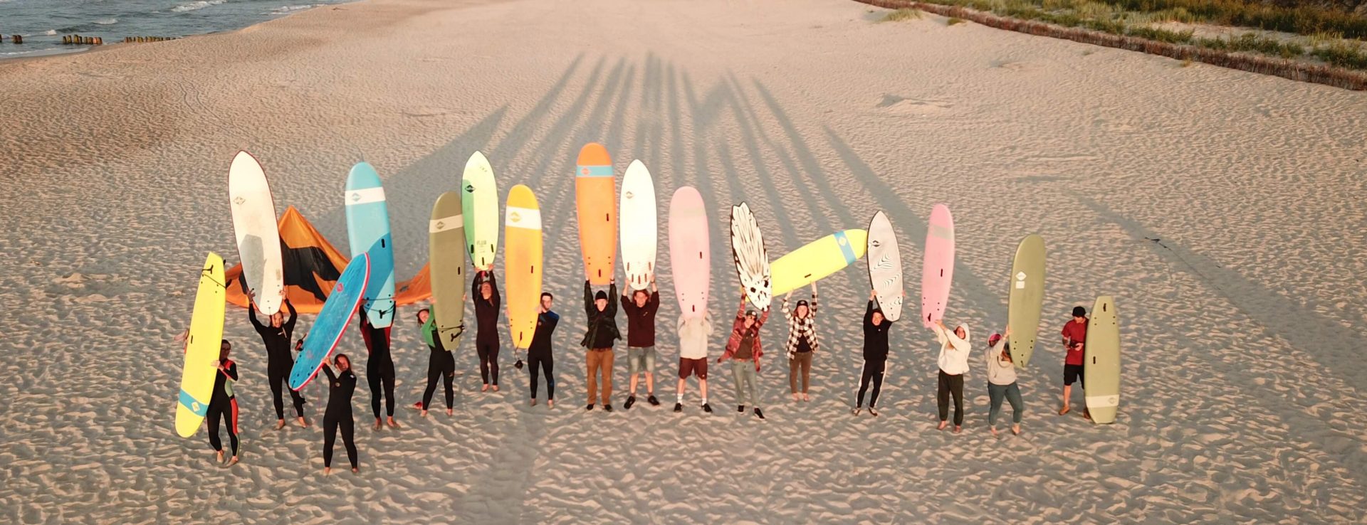 Deski surfingowe i kitesurfingowe – wszystko, co trzeba wiedzieć o wyborze sprzętu i nauce