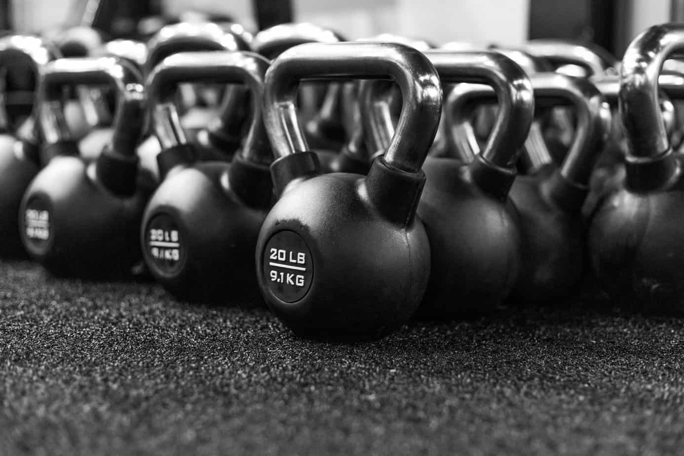 Trening na siłowni dla początkujących – jak zacząć trening siłowy od podstaw