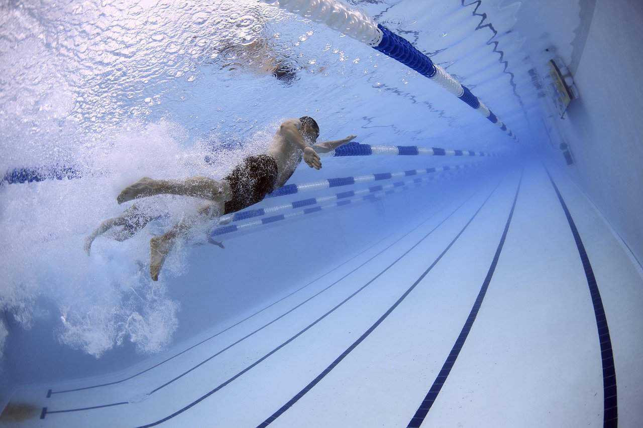Pływanie – jak cieszyć się korzyściami dla zdrowia dzięki aktywności w wodzie?